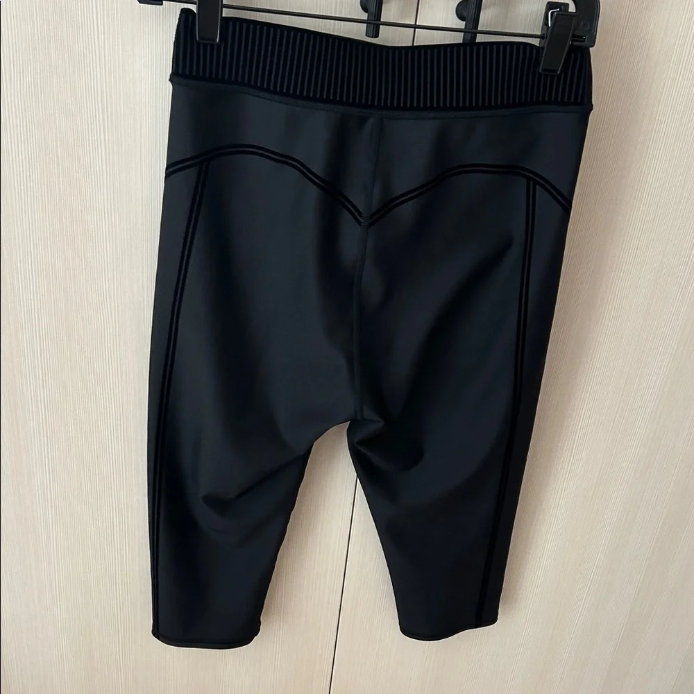 ALO Yoga Black High-Rise capri leggings with Ribbed Waistband